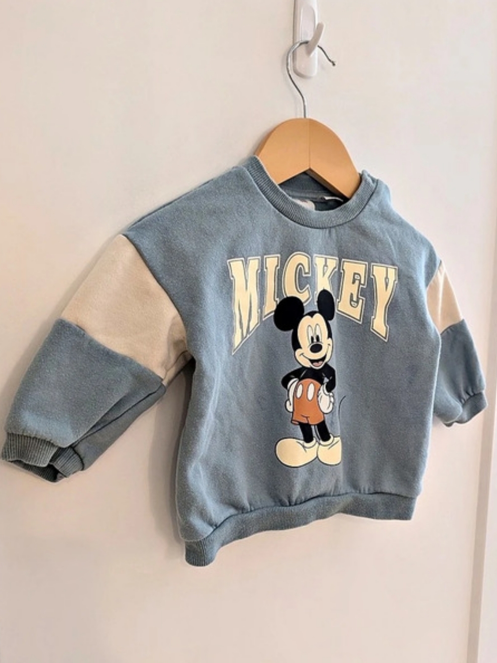 2/$15 💙 H&M Mickey Graphic Sweatshirt in Blue & Cream